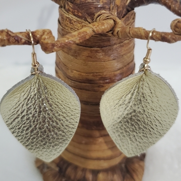 Genuine Leather Pebbled Gold Leaf Tear Drop Dangle Petal Fish Hook Earrings NWOT - Picture 2 of 7